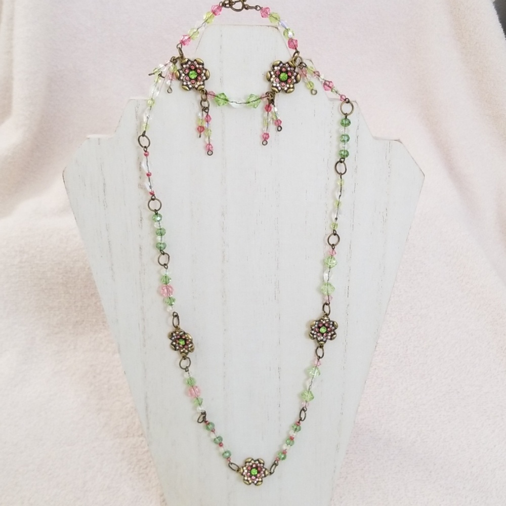Vintage looking jewelry set in pink, green and whi